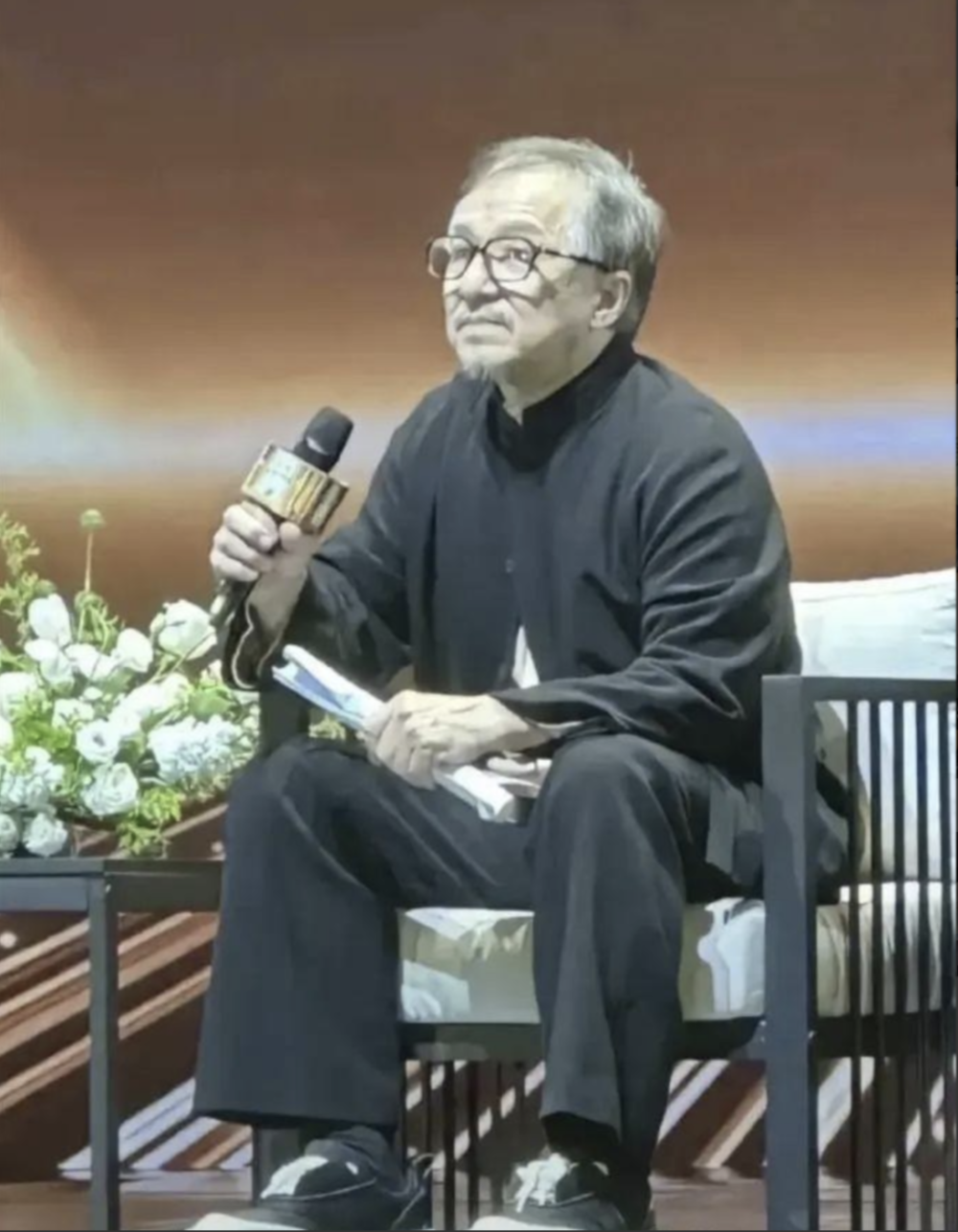 71岁成龙头发花白戴老花镜