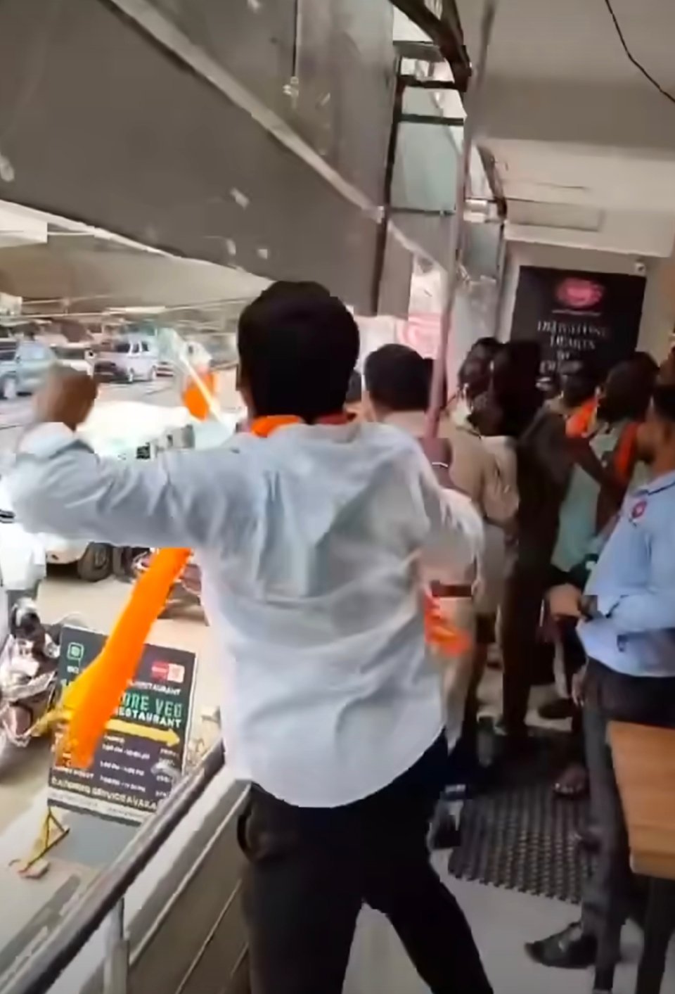 印度民众打砸一家叫卡拉奇的面包店