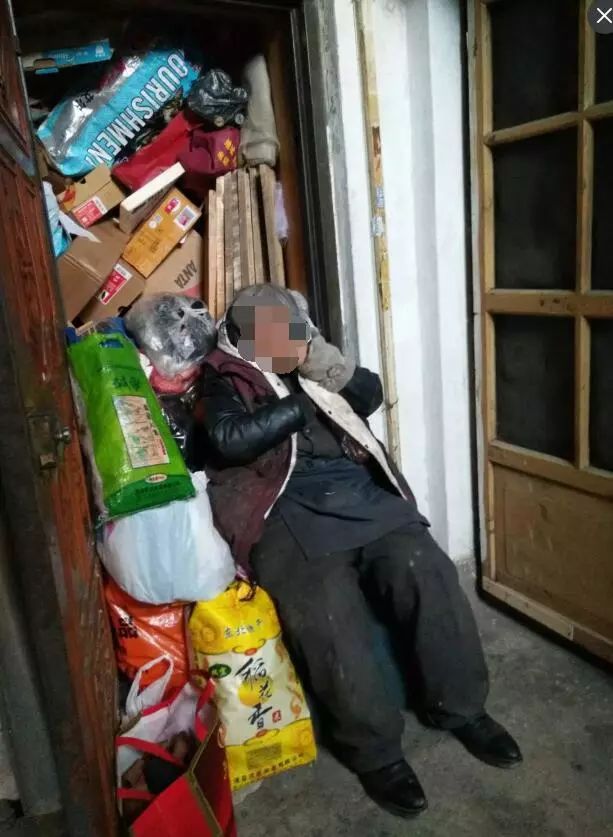 老人被拒门外睡楼道