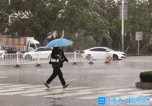 桥下躲冰雹致堵车