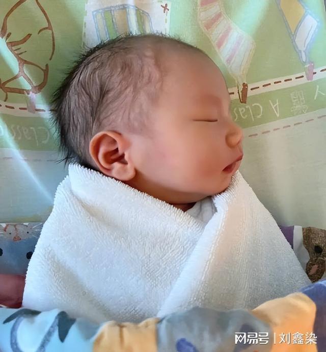 张檬晒儿子正面照