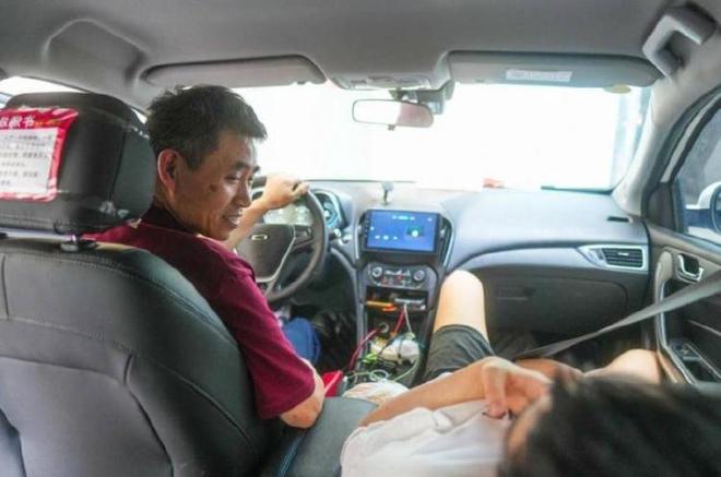 乘客偷拍网约车司机结果闪光灯开着