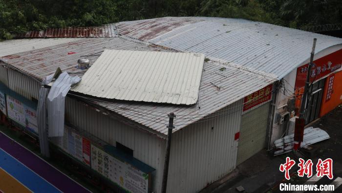 北京大风掀铁皮屋顶