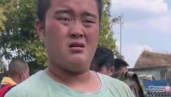 龙麻子带女友跪在父亲坟前落泪