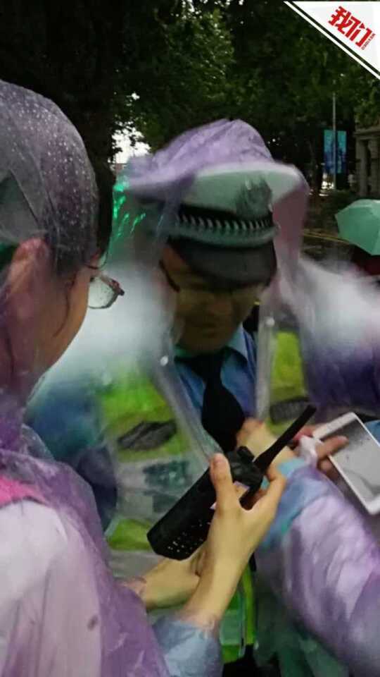 交警送男孩雨衣次日被投喂包子