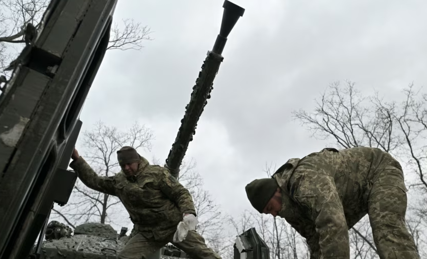 乌士兵从弹药库探头 下秒被导弹击中